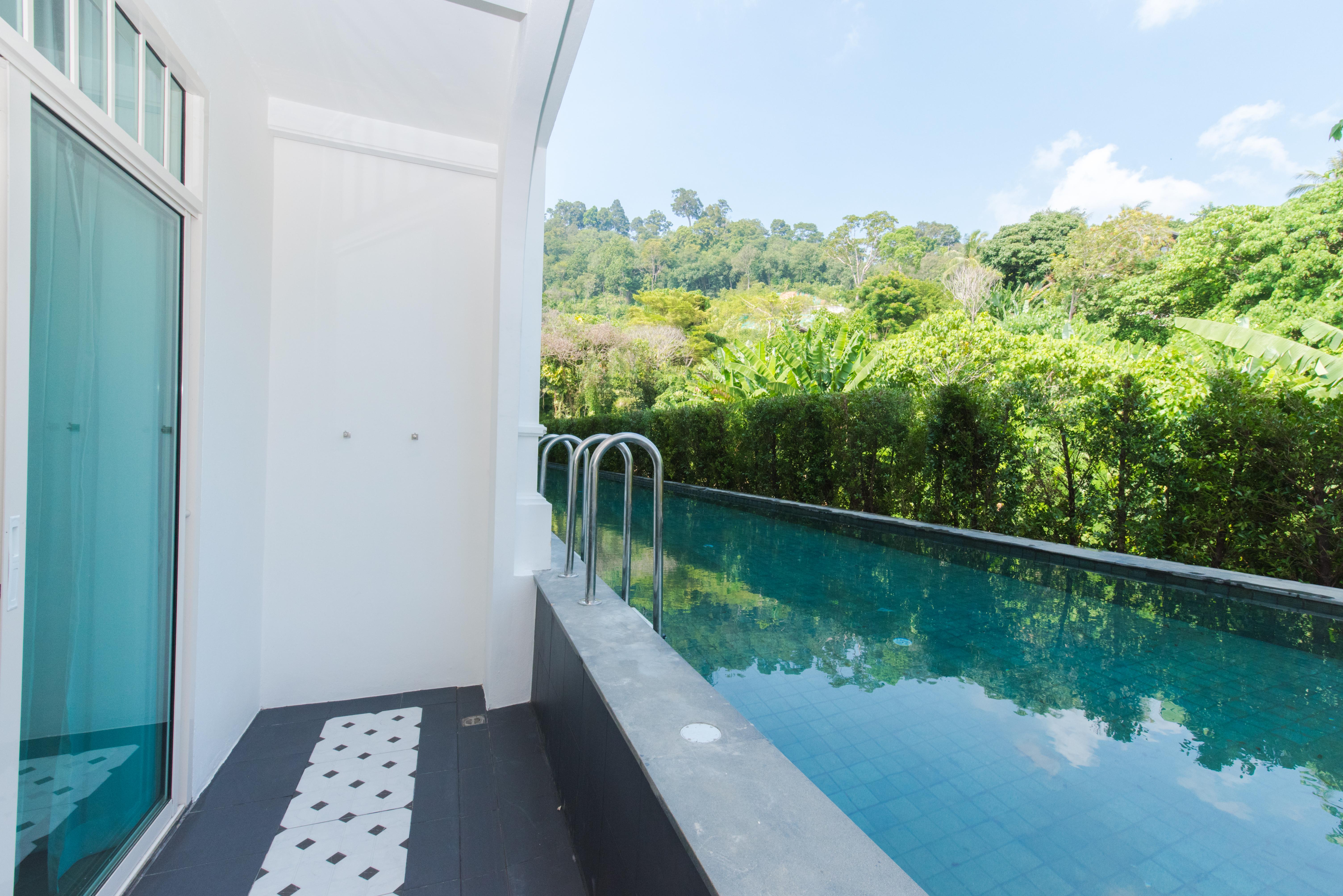 Marina Gallery Resort-Kacha-Kalim Bay - Sha Plus Patong Zewnętrze zdjęcie A lap pool in a private house